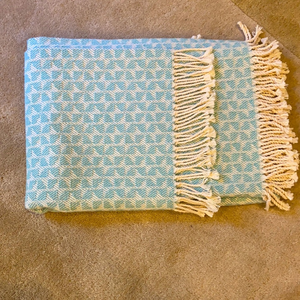 🌸 NWT - GEOMETRIC PATTERN WOVEN THROW W/ FRINGE
